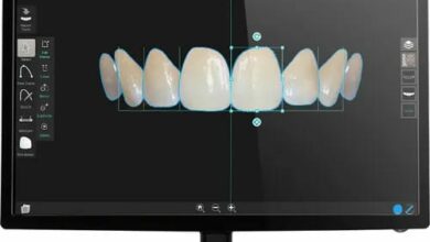 طبيب أسنان يستخدم تقنية تصميم الابتسامة الرقمي (DSD) لتحليل ملامح وجه المراجع.