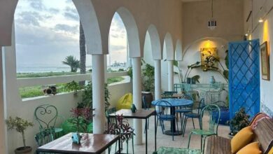 الفضاء الإبداعي Vérand'Art في صلامبو يوفر ملاذاً هادئاً للفنانين والطلاب مع إطلالة بحرية ساحرة.