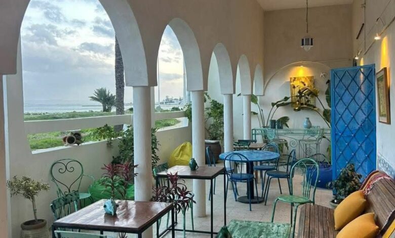 الفضاء الإبداعي Vérand'Art في صلامبو يوفر ملاذاً هادئاً للفنانين والطلاب مع إطلالة بحرية ساحرة.