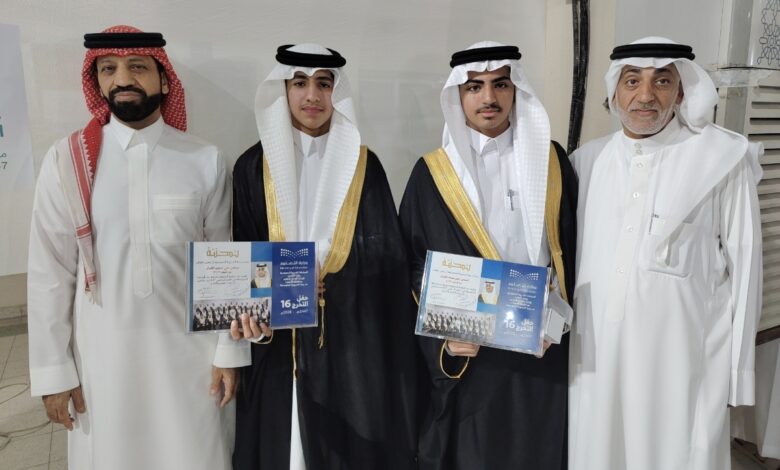 جانب من حفل تخرج طلاب مدرسة الحديبية المتوسطة بمحافظة الأحساء.