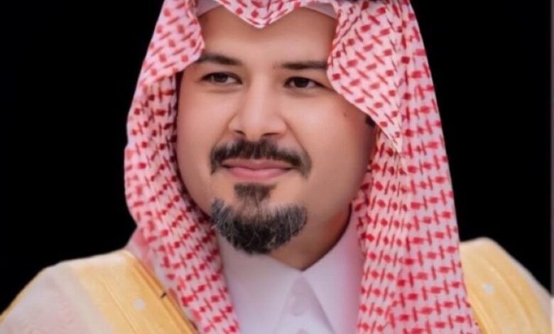 الشاعر يهدي الأمير قصيدة